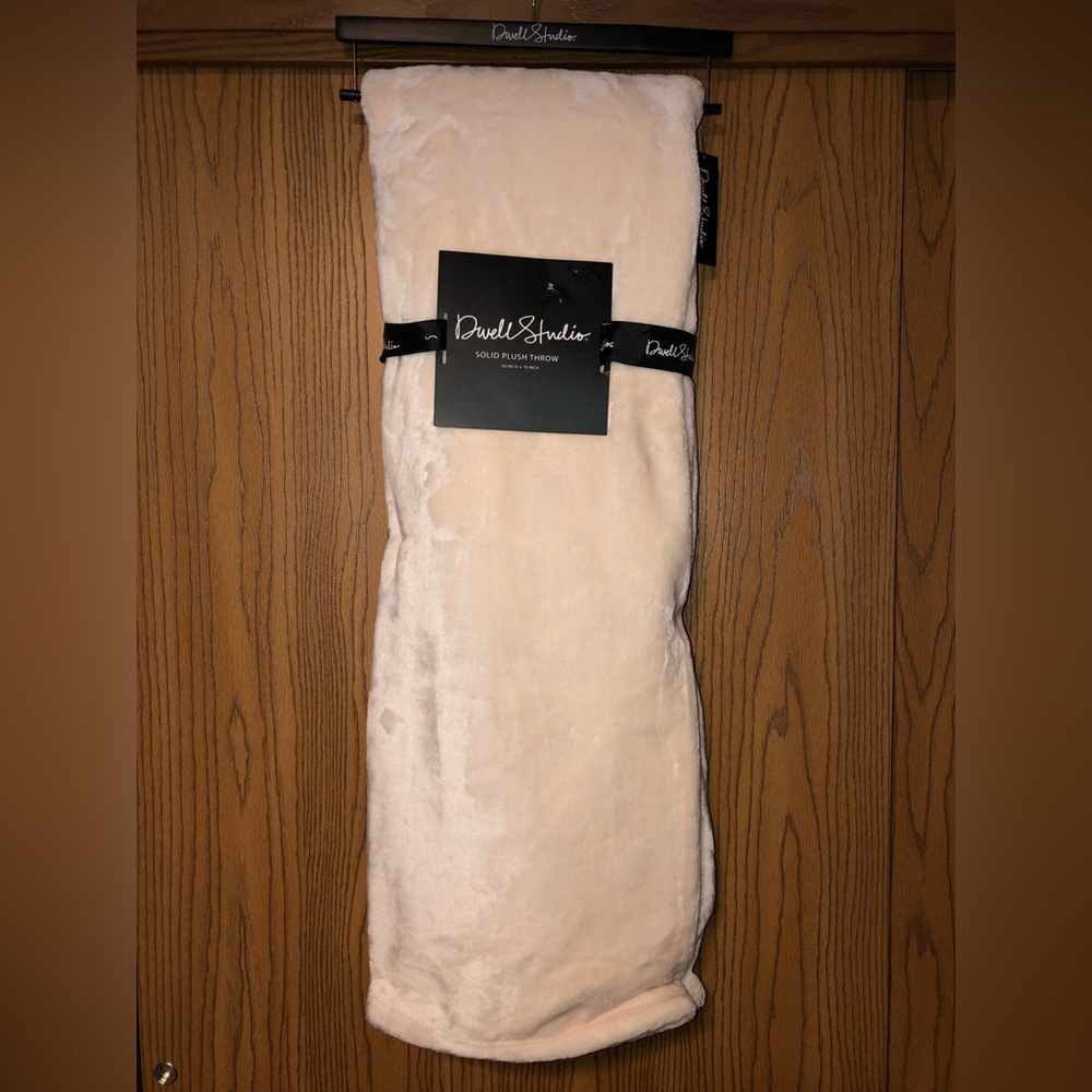 NWT Dwell Studio Plush Throw - Size 50x70 - Ivory